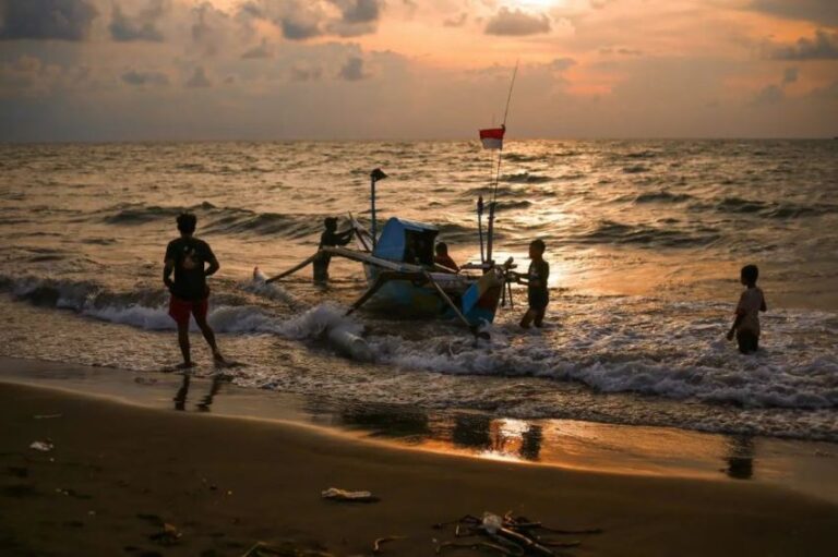 Waspada, Gelombang Tinggi 3 Meter Intai Perairan Sumba dan Sabu NTT