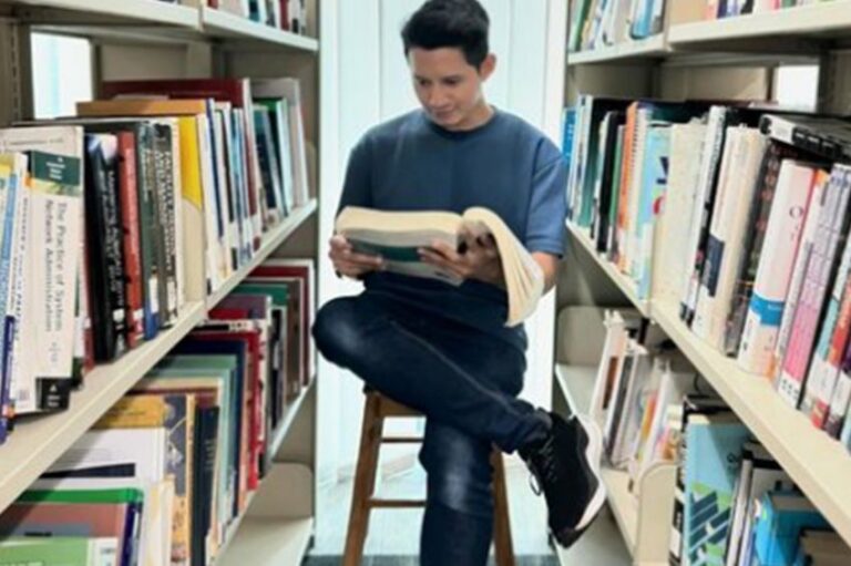 8 Artis Pria Indonesia yang Lulus S-2, Terbaru Chand Kelvin