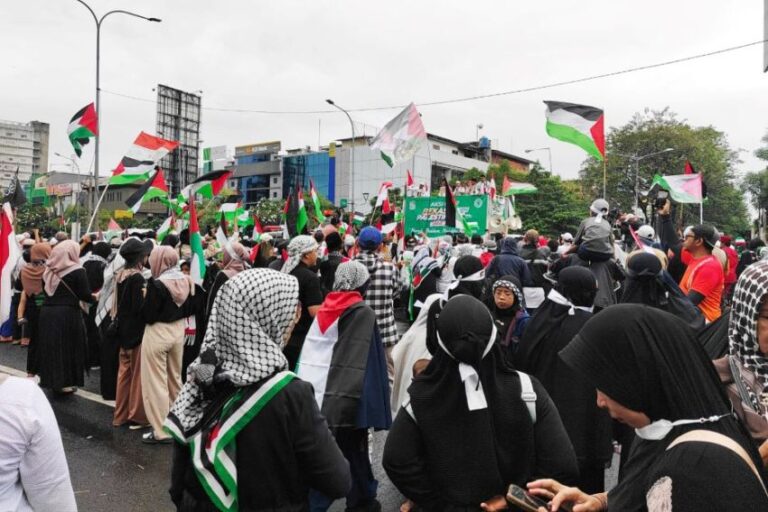 Aksi Bela Palestina, Masyarakat Bekasi Doakan Serangan ke Gaza Segera Berakhir