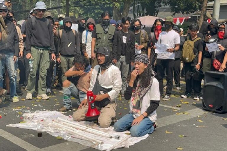 Aksi Debus dan Bakar Ban Warnai Demo Mahasiswa Tolak RUU Pilkada di Gedung DPRD Jabar