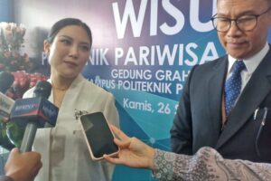 Angela Tanoesoedibjo Tampil Anggun dengan Kebaya Putih saat Hadiri Wisuda Poltekpar NHI Bandung