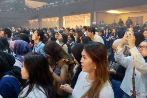 Antusiasme penonton hari kedua konser grup pop rock LANY di Jakarta