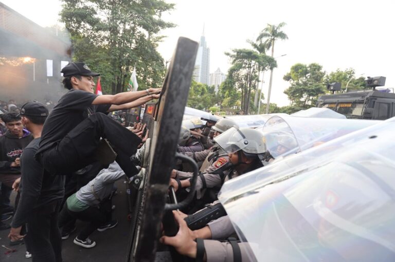 Aparat Pukul Mundur Massa Pendemo Tolak RUU Pilkada dengan Gas Air Mata dan Batu