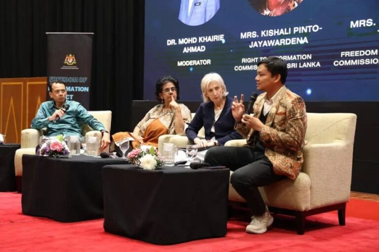 Arya Sandhiyudha Raih Penghargaan Atas Kontribusinya Menyusun UU Informasi Publik Malaysia