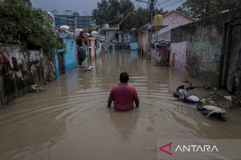 Banjir besar menerjang India, lebih dari 60 orang tewas