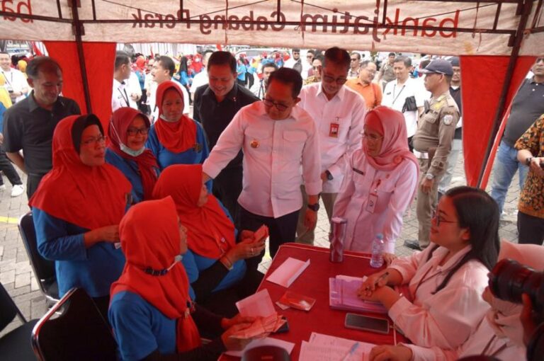 Bank Jatim Dukung Pemprov Jatim Salurkan Bantuan ke Ribuan Buruh Pabrik Rokok