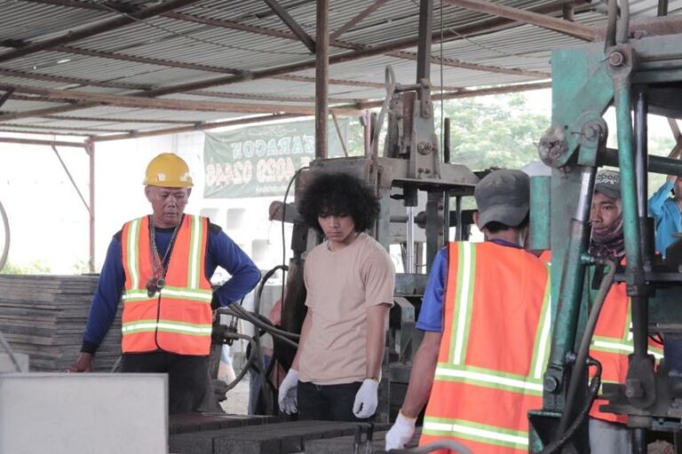 Bantu Usaha Warga, Dosen UKI Olah Sekam Padi Jadi Paving Block