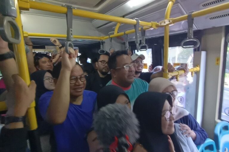 Bareng Pramono Naik Transjakarta ke CFD, Rano Karno: Biasa Naik Oplet, Enak Ini Ada AC-nya