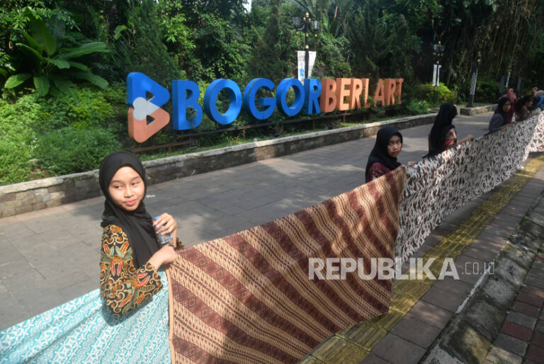 Batik Lokal Bersaing dengan Batik Impor Cina 