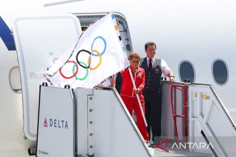 Bendera Olimpiade tiba di Los Angeles yang bersiap untuk 2028