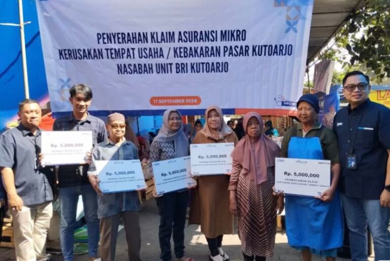 BRI Insurance Serahkan Pembayaran Klaim Kepada Pedagang Pasar Kutoarjo