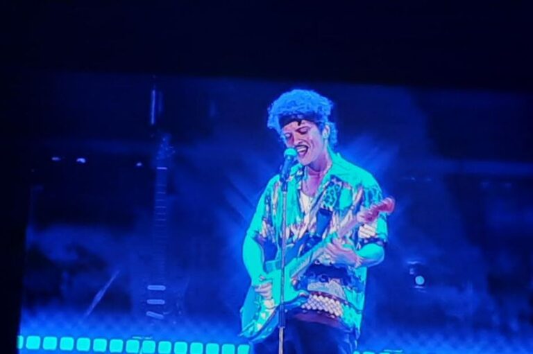 Bruno Mars Pamer Skill Gitar saat Konser di Jakarta