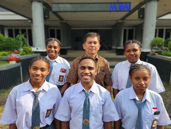 Buka Jalan Pendidikan Papua dan 3T lewat Program ADEM dan ADik