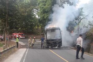 Bus MGI Jurusan Palabuhanratu – Bogor Terbakar Hebat di Cibadak Sukabumi