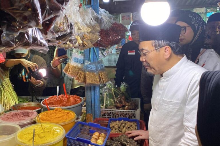 Cawagub Jakarta Suswono Serap Aspirasi Pedagang Luar dan Dalam Pasar Serdang