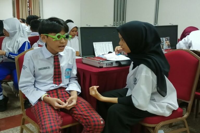 Dapat Kacamata Gratis dari MNC-Esillor, Siswa SD Dharma Karya: Bisa Ikuti Pelajaran dengan Baik