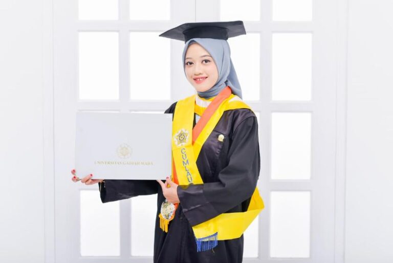 Dari Anak Tukang Ukir Jadi Magister FEB UGM, Kisah Inspiratif Ulfatun Nikmah