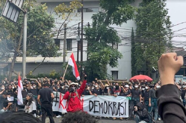 Demo Tolak RUU Pilkada di DPRD Jabar, Massa Aksi: Ini Benar-benar Suara Kita!