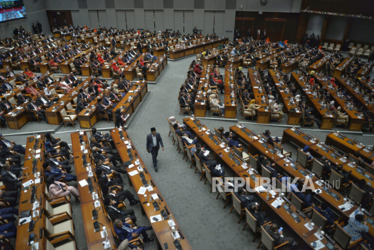 DPR Nikmati Tunjangan, Rakyat Tercekik Potongan