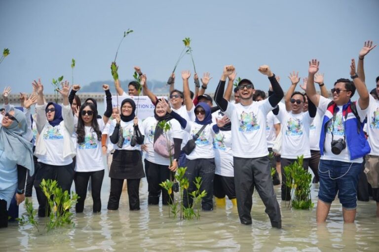 Eco Action: Nusantara Regas Tanam 2.000 Mangrove dan Aksi Bersih Pantai di Pulau Pramuka