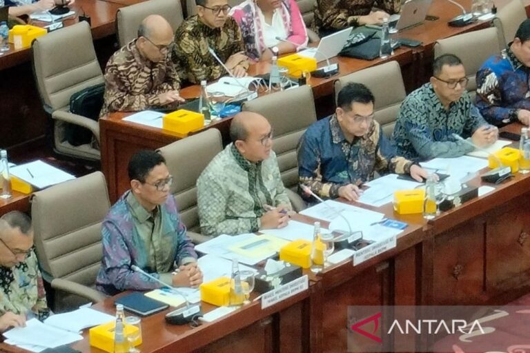 Ekonomi kemarin, realisasi investasi hingga pembatasanBBM Pertalite