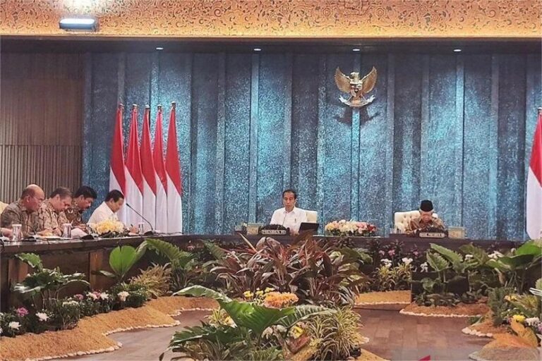 Gelar Sidang Kabinet Paripurna di IKN, Jokowi Minta Cari Penyebab Manufaktur Melemah