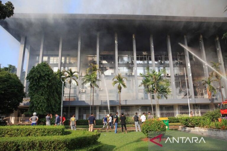 Gulkarmat DKI Jakarta sisir lantai gedung Bakamla RI yang terbakar