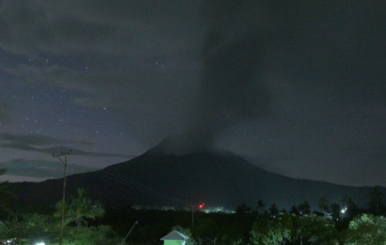 Gunung Lewotobi Laki-Laki Erupsi Pagi Ini, Warga Diminta Waspada Banjir Lahar Dingin