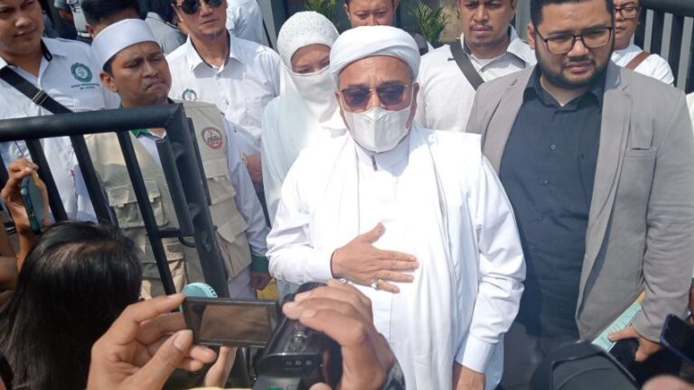 Habib Rizieq Bebas Murni, Acungkan Jempol saat Tiba di Bapas Jakpus