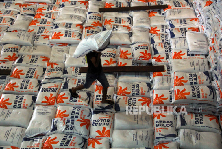 Harga Tinggi, Bulog Akui Sulit Serap Beras Lokal