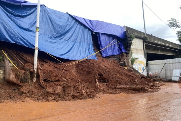 Hati-hati Jalan Mulia Bakti Pesanggrahan Licin Imbas Longsor Dinding Tol JORR Bintaro