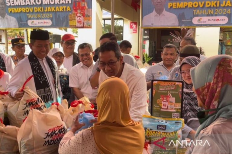 Heru Budi pantau pemberian sembako murah di Jakarta Utara