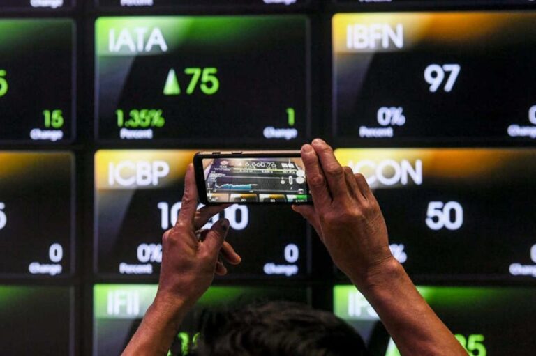 IHSG Pagi Ini Melesat Dekati Level 7.000, Transaksi Awal Rp718,47 miliar