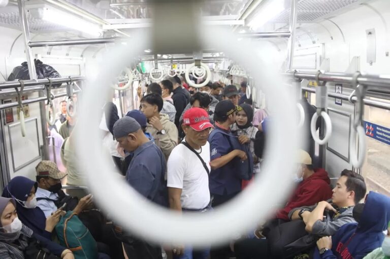 Imbas Perbaikan Rel di Stasiun Pasar Minggu-Manggarai, 7 Perjalanan KRL Terlambat