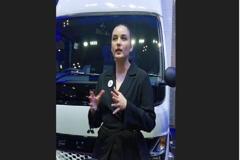 Ini Komentar Chelsea Islan Usai Kendarai Truk Listrik Fuso di GIIAS 2024