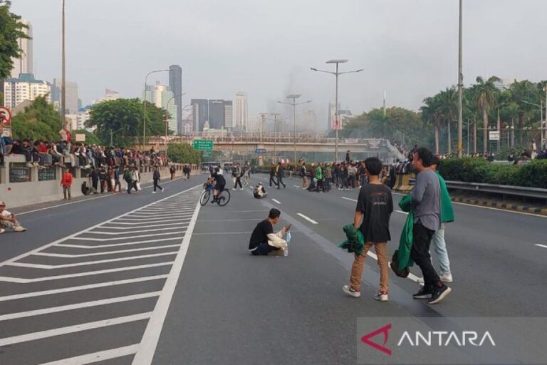 Jasa Marga alihkan ruas tol dalam kota arah Slipi imbas demo DPR