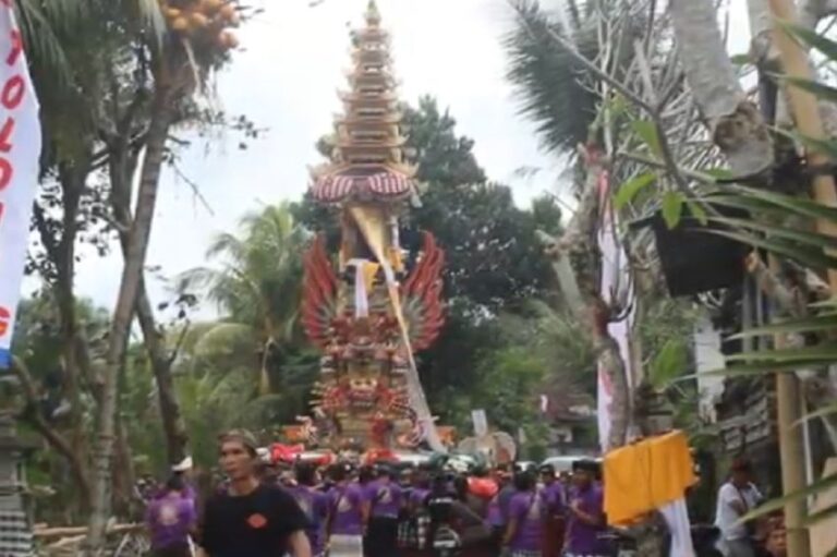 Kader Partai Perindo Berbaur dengan Masyarakat Ikuti Prosesi Pitra Yadnya dan Atma Wedana di Karangasem