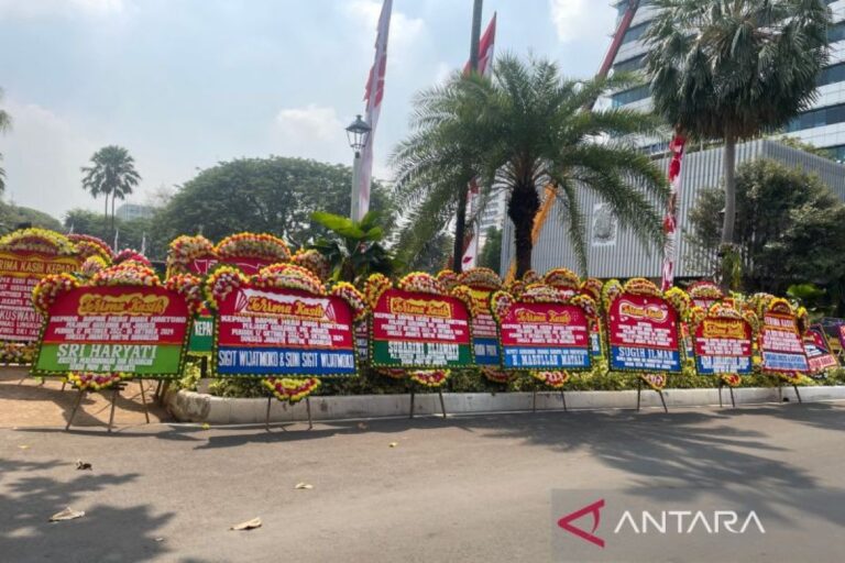 Karangan bunga untuk Heru Budi dan Teguh Setyabudi hiasi Balai Kota