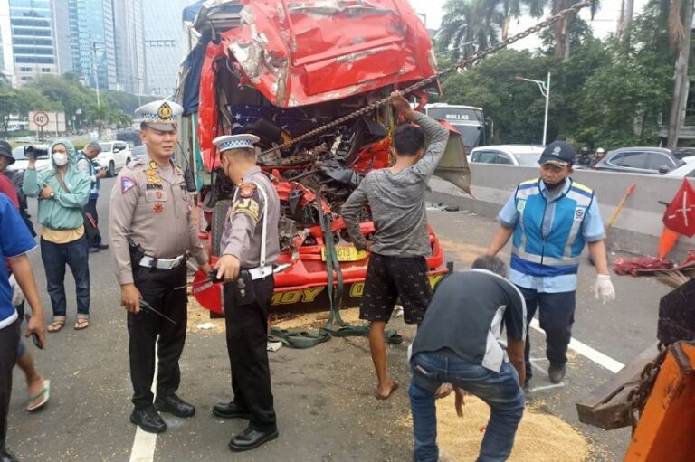 Kecelakaan Dua Truk di KM5.600B Tol Dalam Kota, Satu Tewas di Lokasi