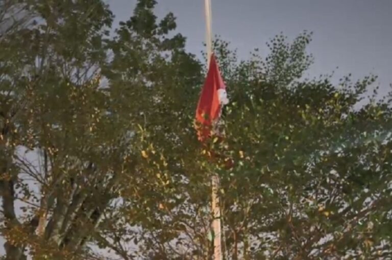 Kecewa Putusan Baleg DPR, Bendera Setengah Tiang Dikibarkan di Kampus UII