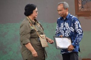 Kembangkan Mikroba Asal Taman Nasional, Guru Besar IPB Raih Penghargaan LHK