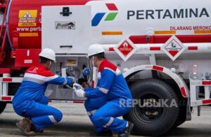 Kesigapan Tim Damkar Ngawi Berhasil Padamkan Kebakaran Mobil Tangki BBM di Tol