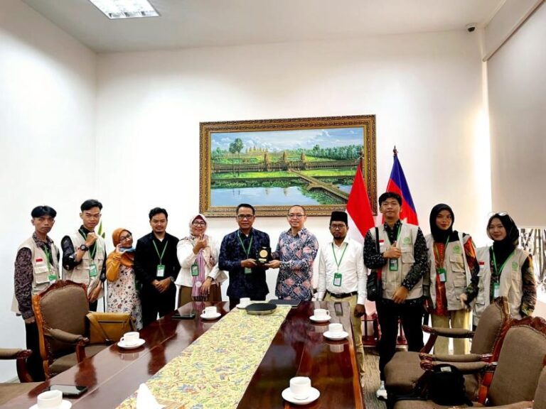 KKN Internasional UMJ bersama UM Cirebon di Kamboja