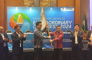 KLB FFI 2024: Hary Tanoesoedibjo Serahkan Bendera Pataka ke Michael Sianipar