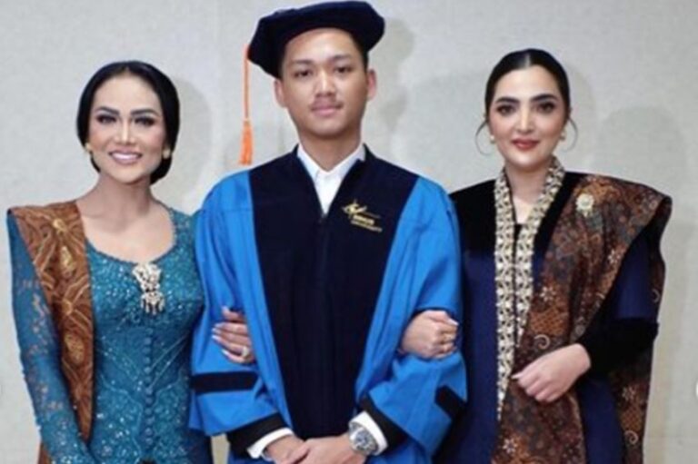 Krisdayanti Menitikkan Air Mata Bahagia di Momen Wisuda Azriel Hermansyah, Netizen Terharu