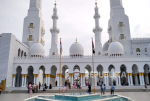 Kunjungan Wisatawan ke Masjid Sheikh Zayed Melonjak pada Momen Libur Sekolah