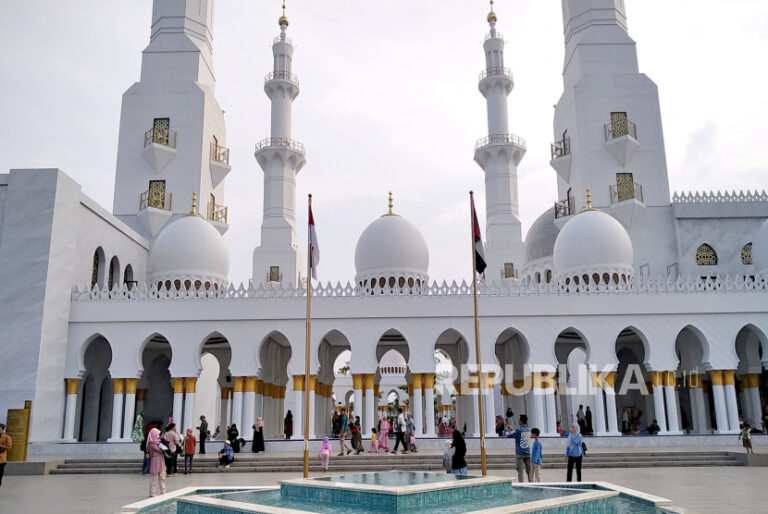 Kunjungan Wisatawan ke Masjid Sheikh Zayed Melonjak pada Momen Libur Sekolah