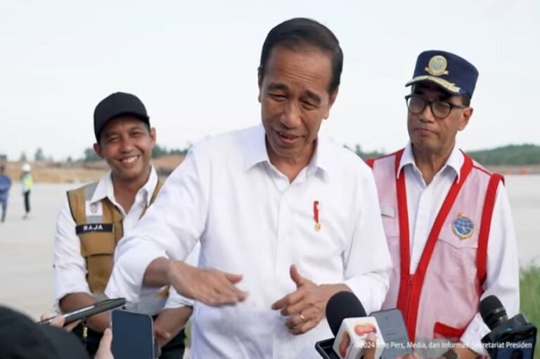 Landing Perdana di Bandara IKN, Jokowi: Mulus Banget Sih Turunnya