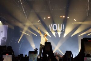 LANY buka konser tur di Jakarta dengan “you!”