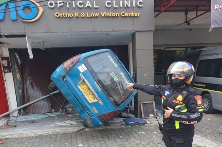 Lepas Kendali, Angkot Tabrak 1 Pejalan Kaki dan Ruko di Margonda Depok